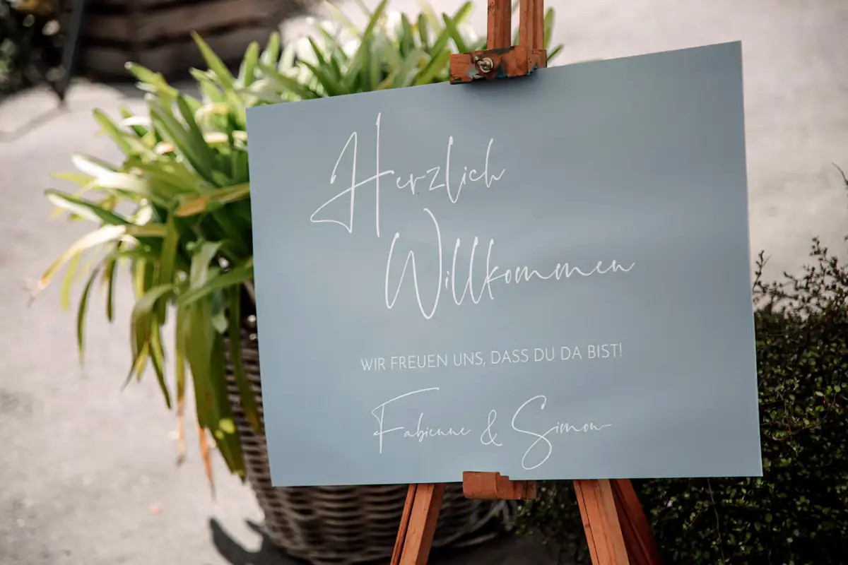 Willkommensschild bei der Hochzeit von Fabienne und Simon im Biohof Zug.