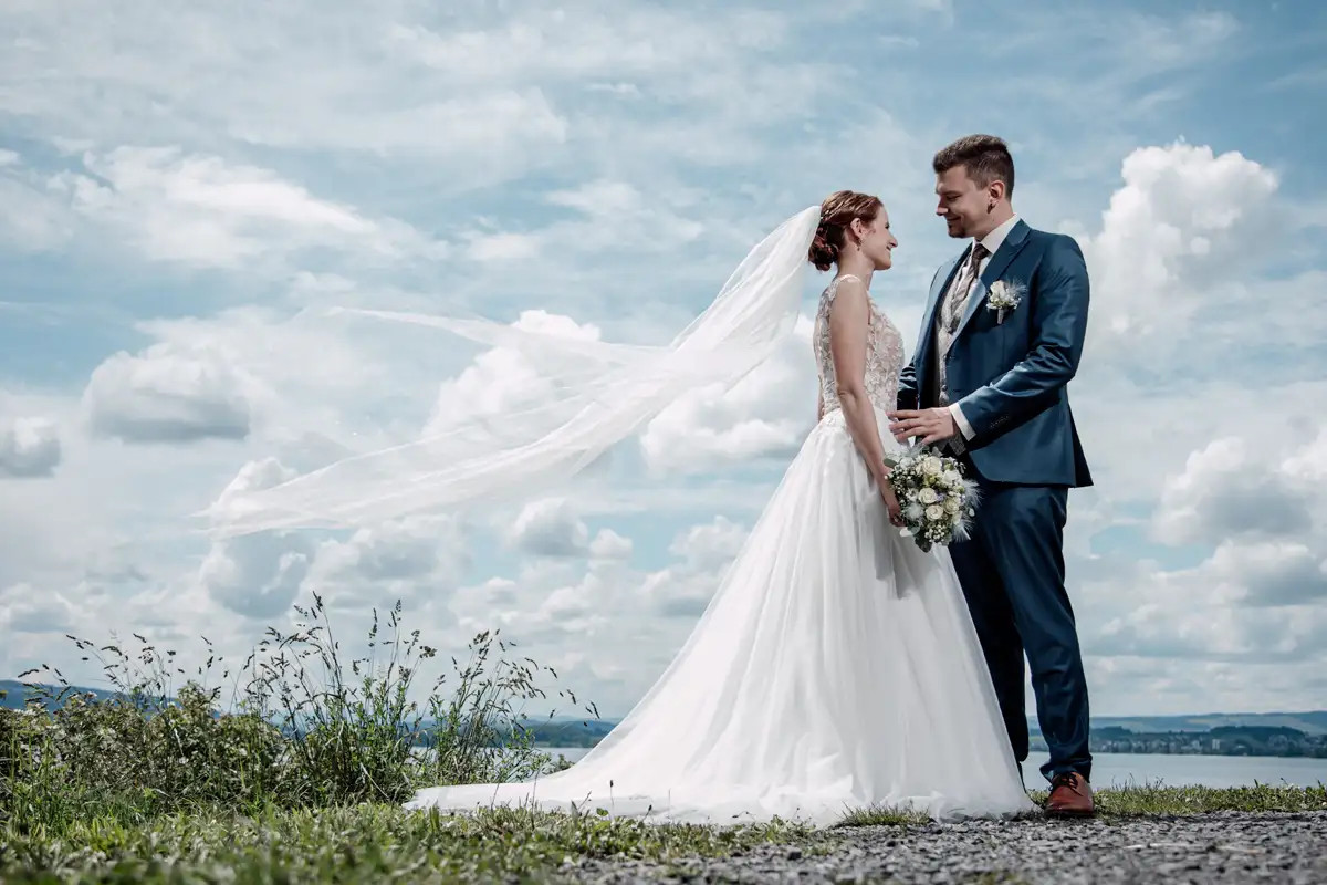Fabienne und Simon beim Paarshooting mit weiter Landschaft am Aussichtspunkt Guggi.