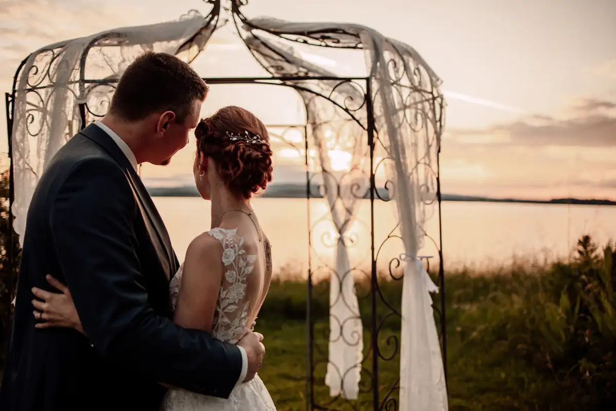 Fabienne und Simon bei ihrem Paarshooting in der Abendstimmung am Gewächshaus.