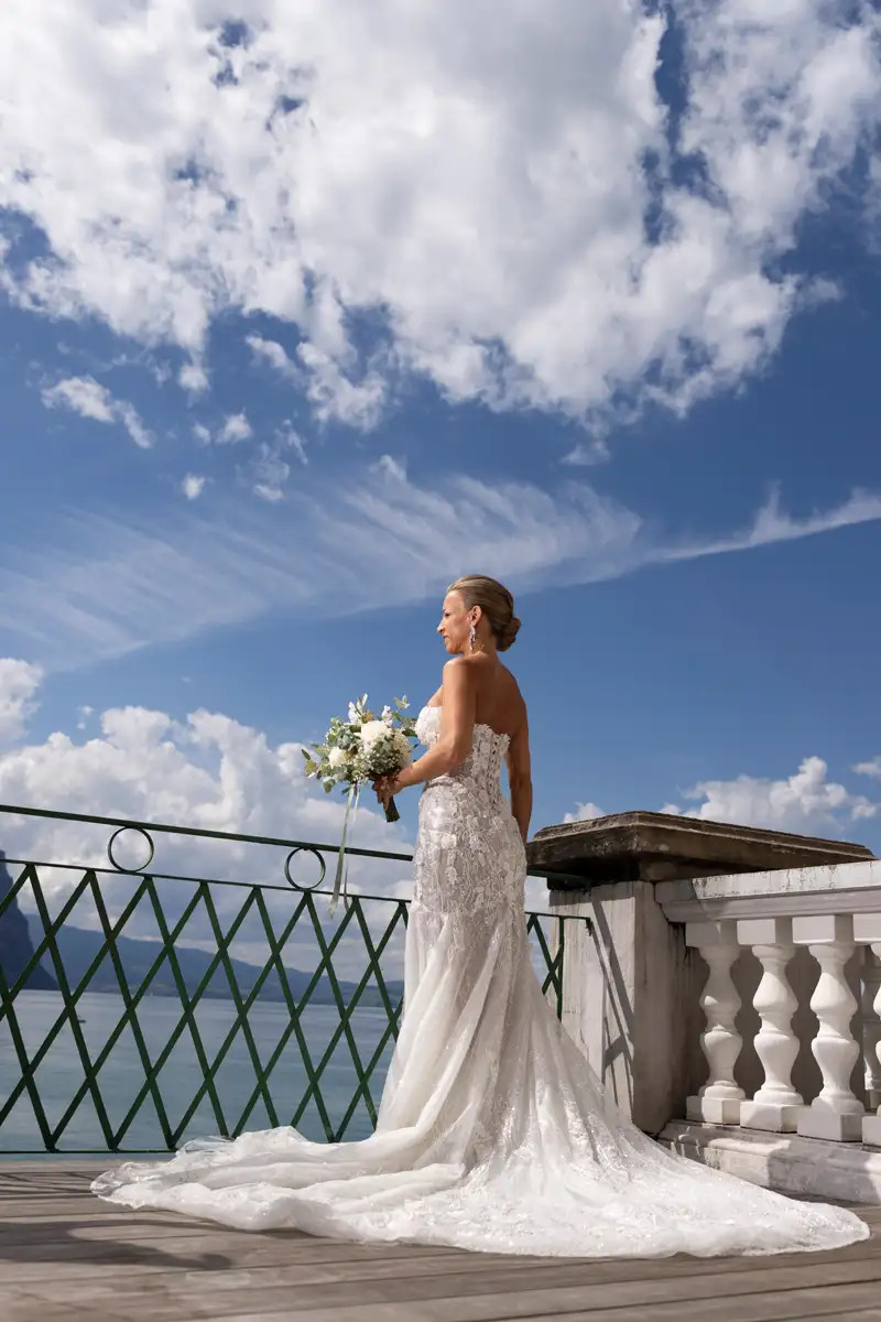 Regina im Brautkleid auf der Terrasse des Hotel Vitznauerhof