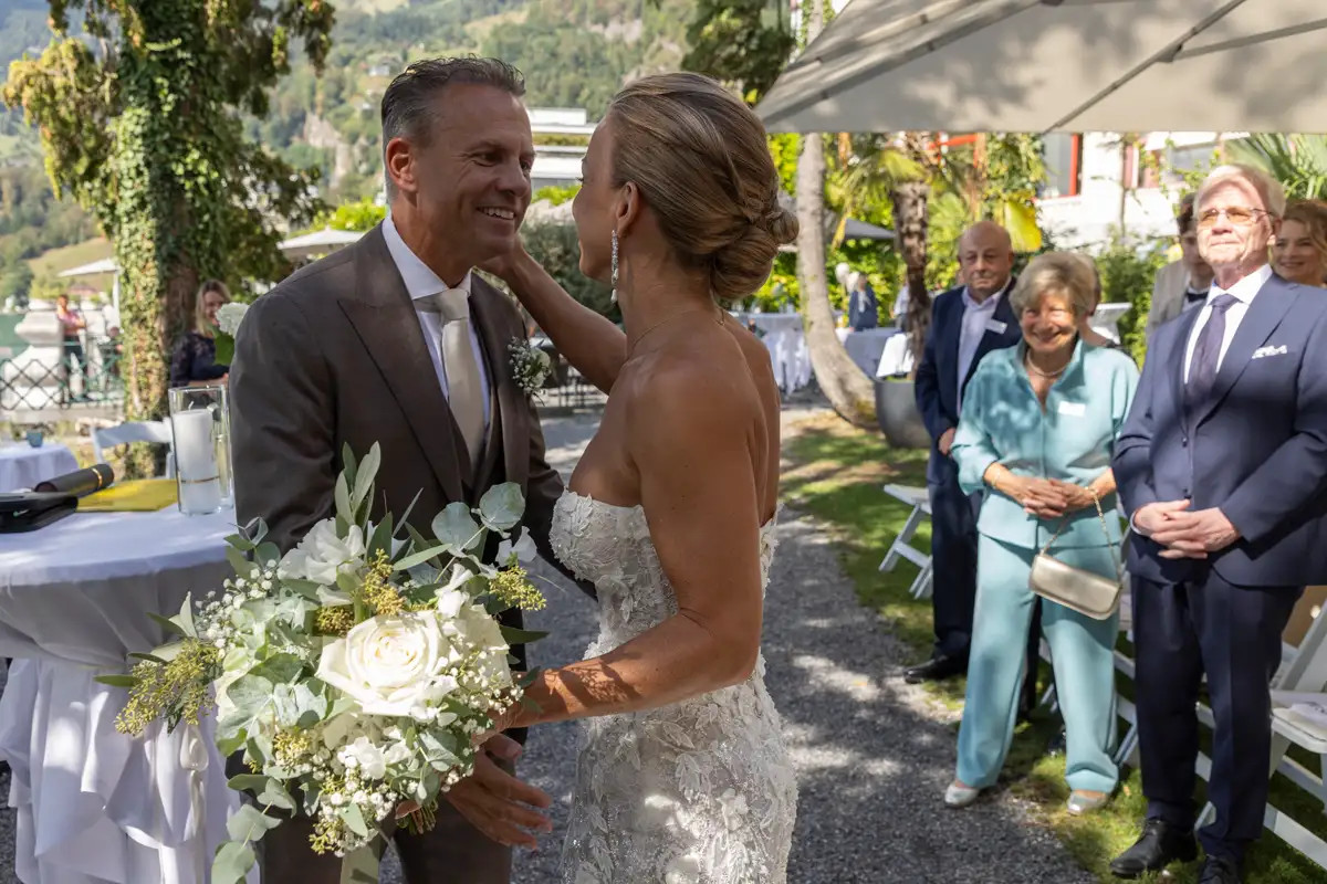 Freie Trauung von Regina und Thomas im Garten des Hotel Vitznauerhof