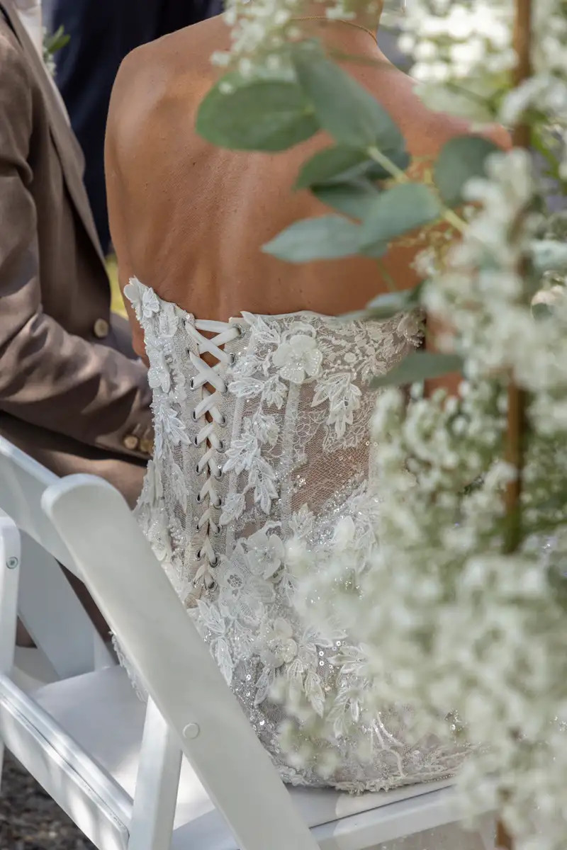 Detail des Hochzeitskleids von Regina während der Trauung im Vitznauerhof