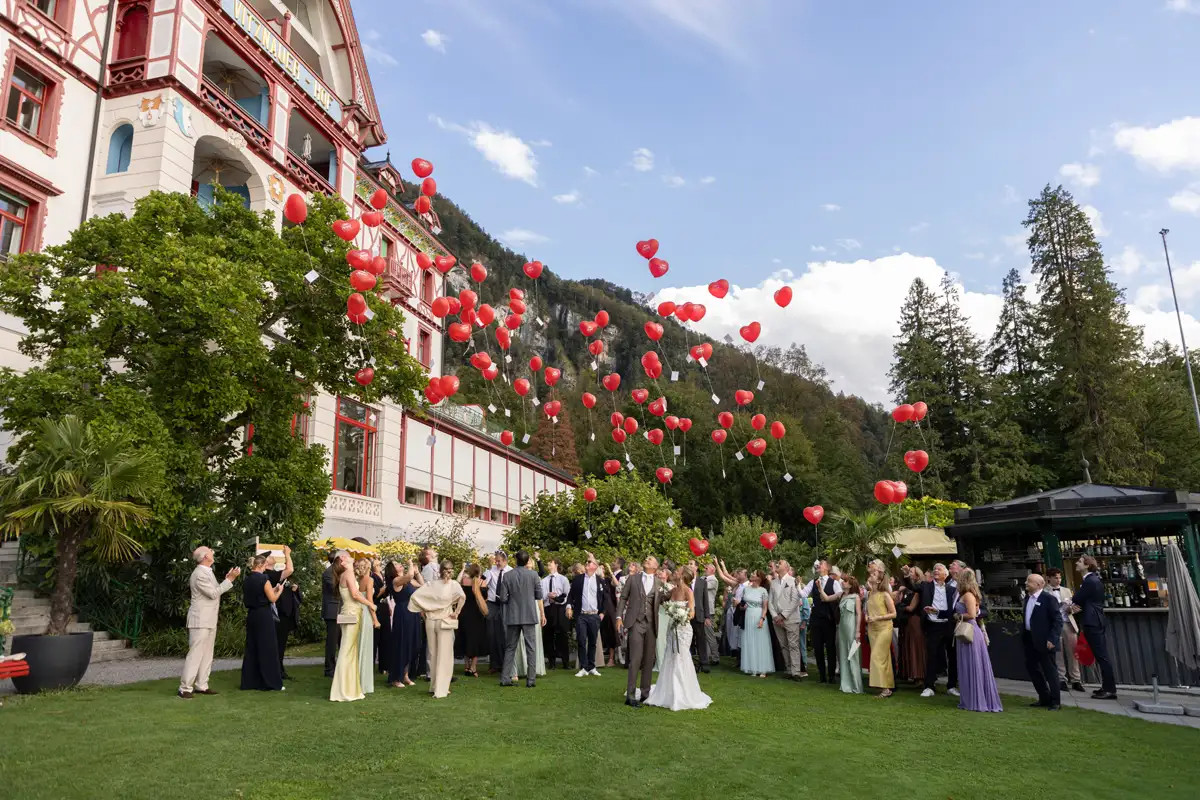 Hochzeitsgäste im Garten des Hotel Vitznauerhof in Vitznau
