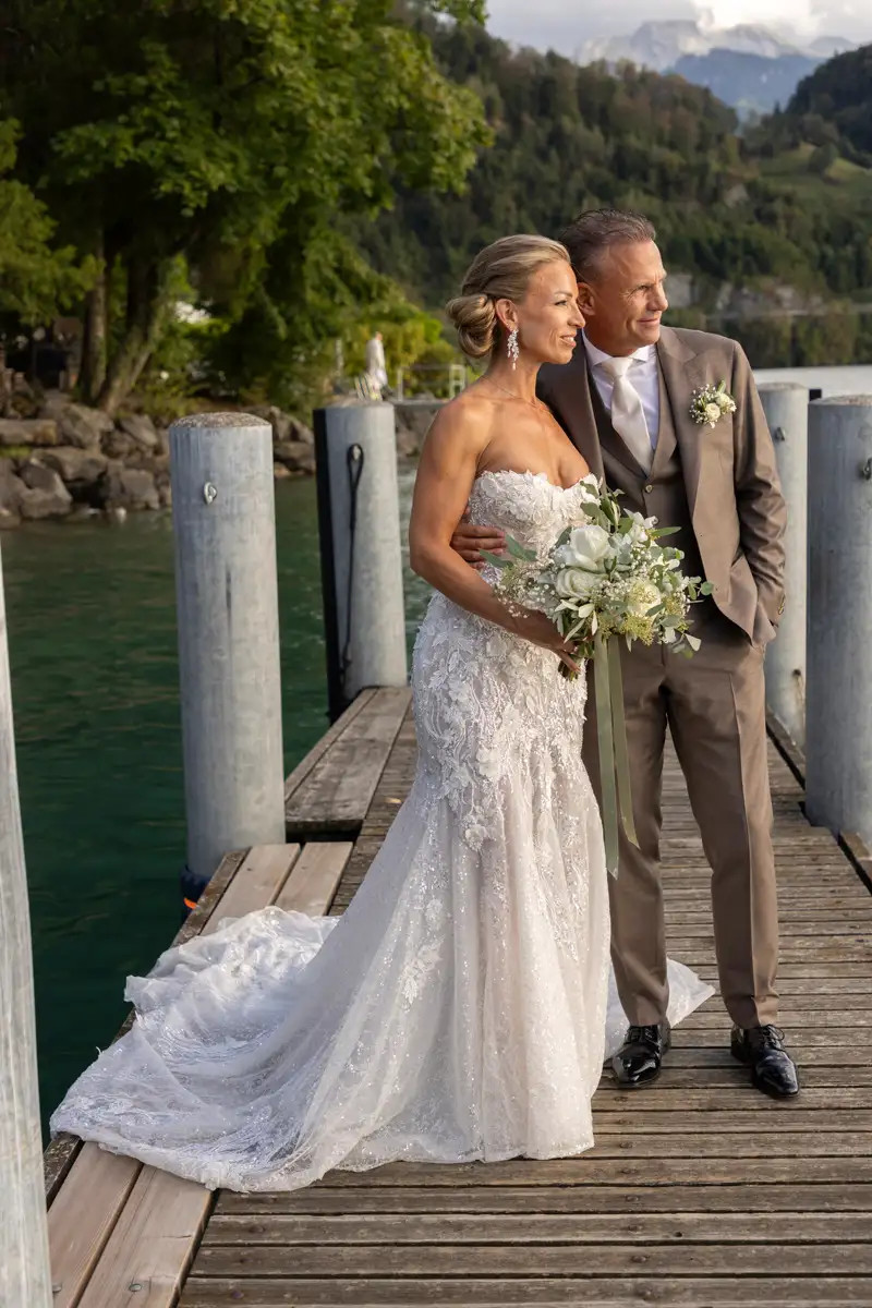 Regina und Thomas beim Paarshooting im Garten des Hotel Vitznauerhof