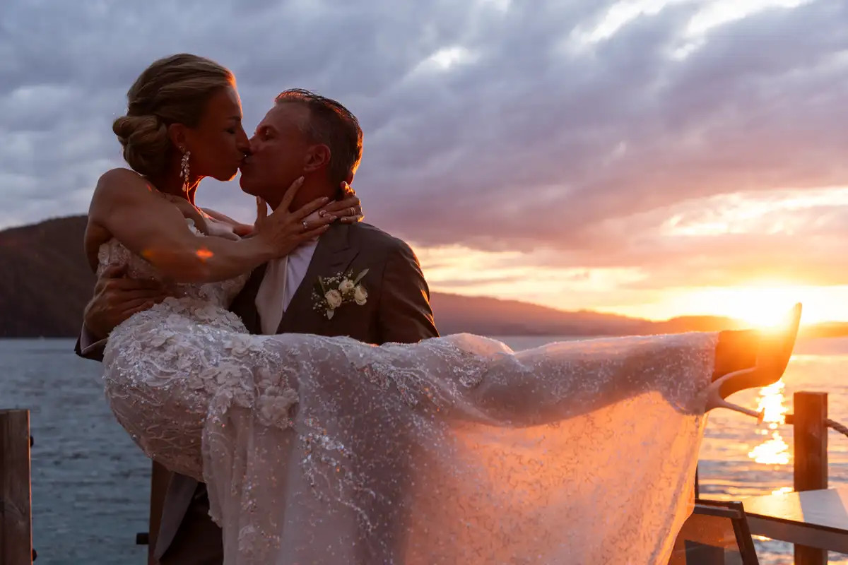Kuss von Regina und Thomas beim Sonnenuntergang in Vitznau