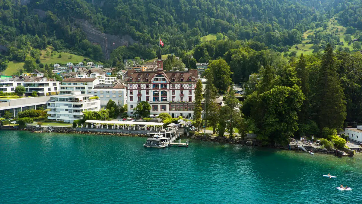 Luftbild des Hotel Vitznauerhof am Vierwaldstättersee in Vitznau