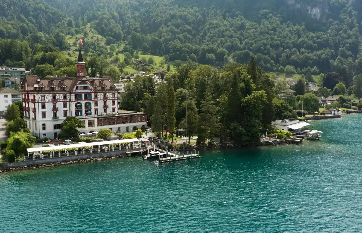 Luftbild des Hotel Vitznauerhof am Vierwaldstättersee in Vitznau