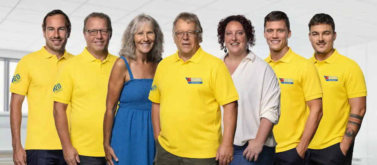 Teamfoto der KiWi Schwimmbad GmbH aus Küssnacht zum 20-Jahr-Jubiläum im Atelier von Fotoatelier Mariano.