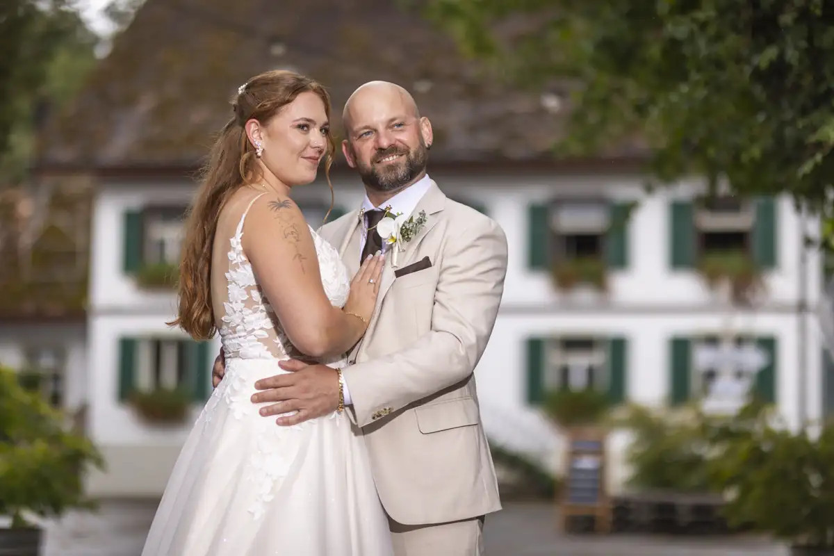 Noemi und Daniel vor dem Restaurant Kundelfingerhof während ihrer Hochzeitsreportage.