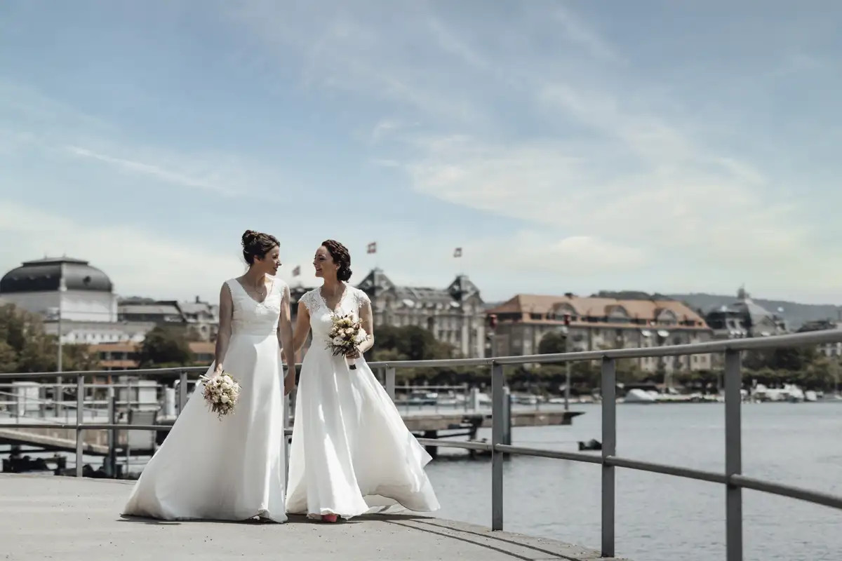 Anja und Tanja an der Zürcher Seepromenade mit See und Stadt im Hintergrund.