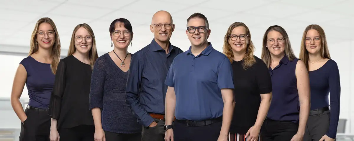 Teamfoto von Ehrler Optik AG in Küssnacht mit dem gesamten Team in moderner Businessfotografie.