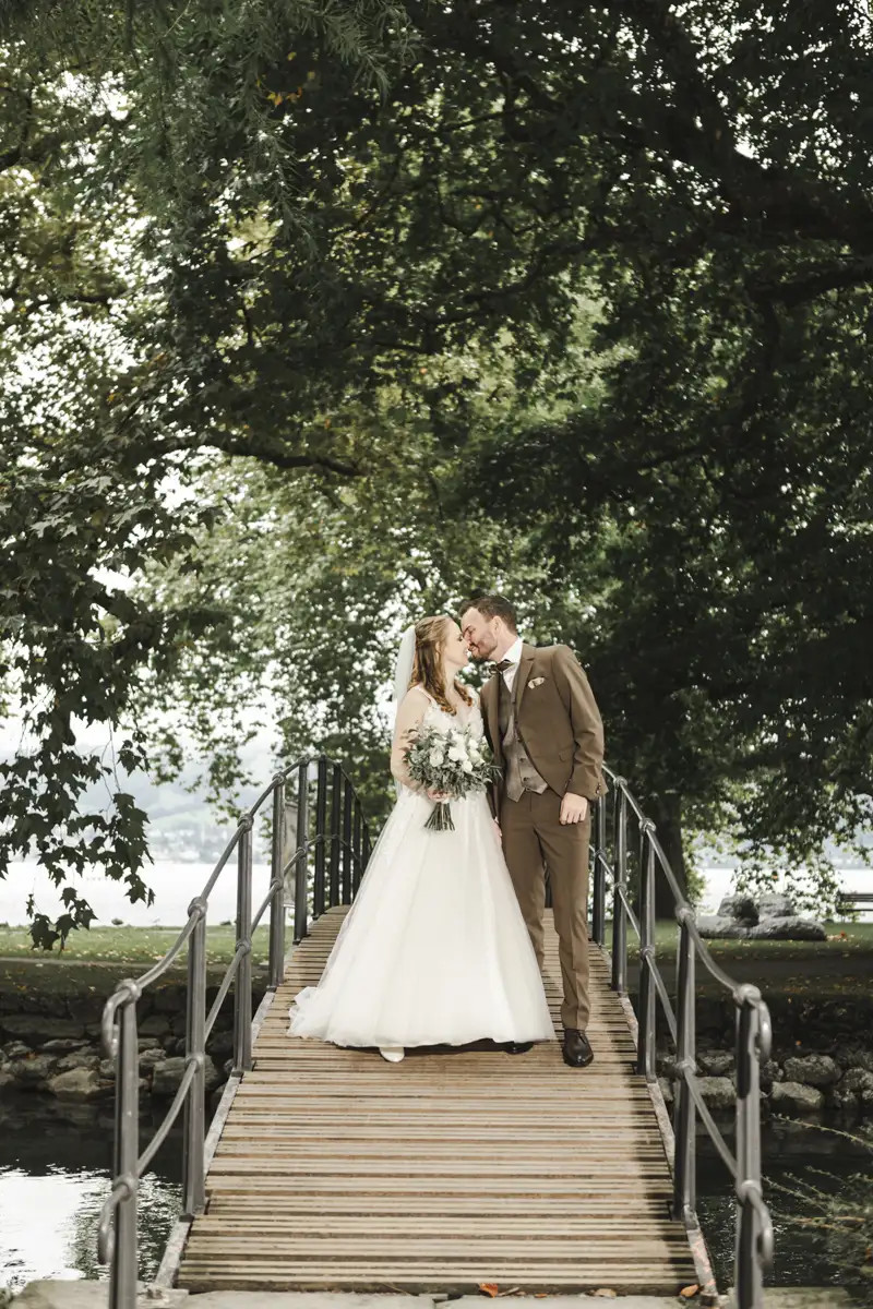 Nadja und Oliver als Brautpaar auf der Brücke bei der Villette in Cham.