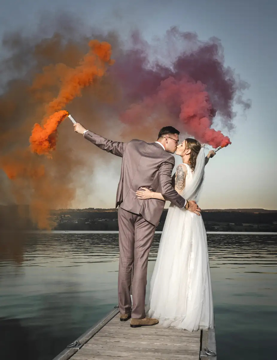 Julia und David beim Paarshooting mit Rauchfackeln am Hallwilersee.