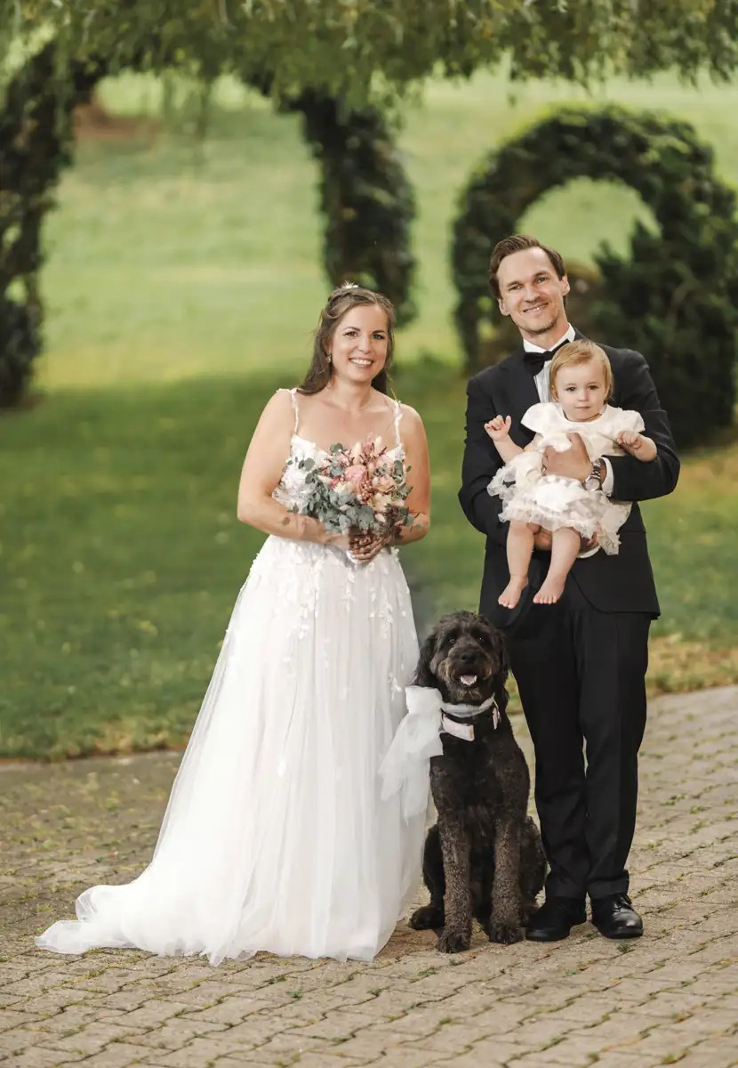 Susann und Tomi mit ihrer Tochter und ihrem Hund bei der Hochzeit im Hof Landschi in Küssnacht.