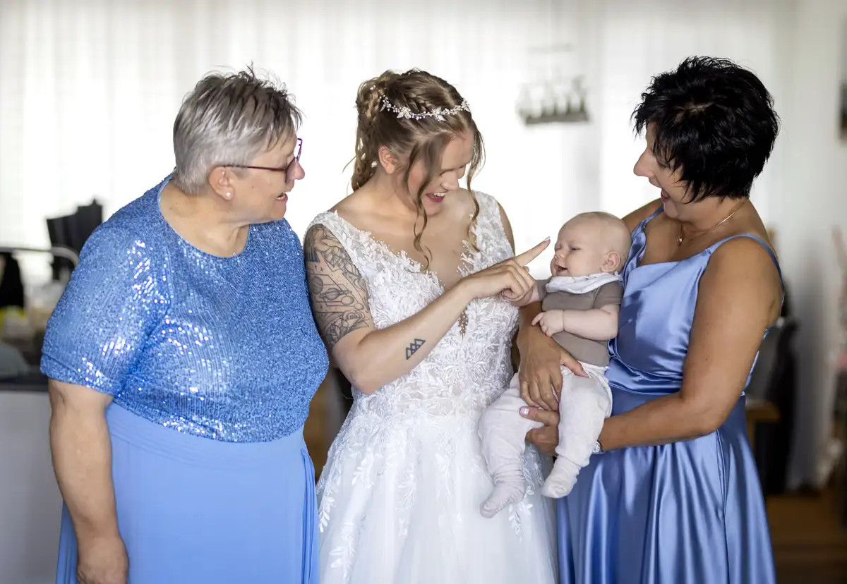 Sabrina beim Getting Ready mit Familie vor der Hochzeit in Sursee.