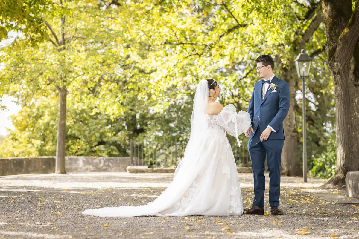 Vanessa und Michel beim First Look im Schloss Lenzburg.