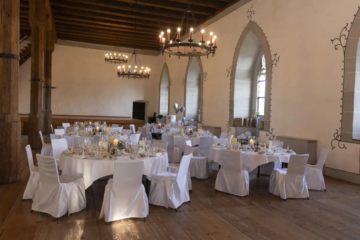 Festlich gedeckter Saal für die Hochzeit von Vanessa und Michel im Schloss Lenzburg.