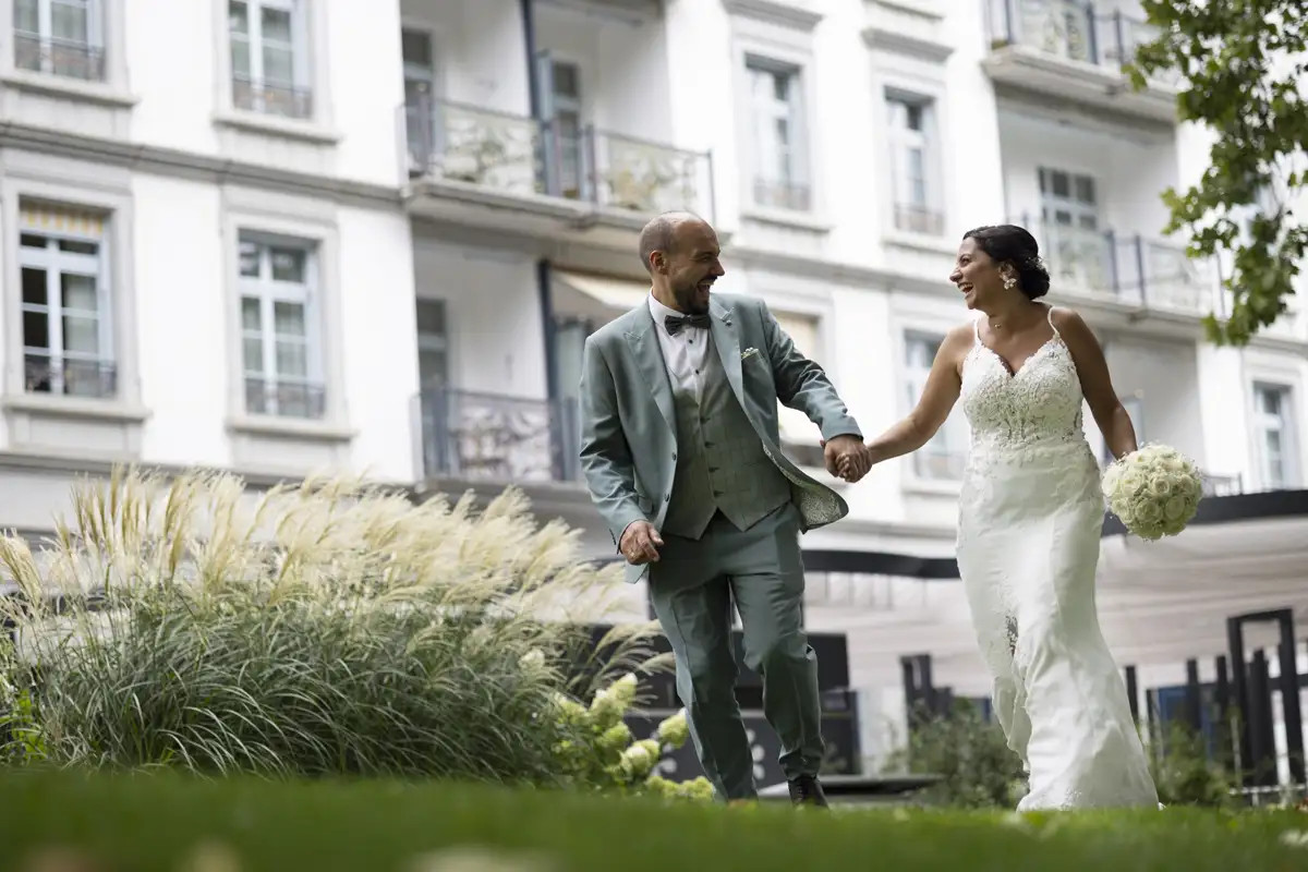 Loredana und Adrian gehen nach der Trauung durch den Garten des Grand Resort Bad Ragaz.