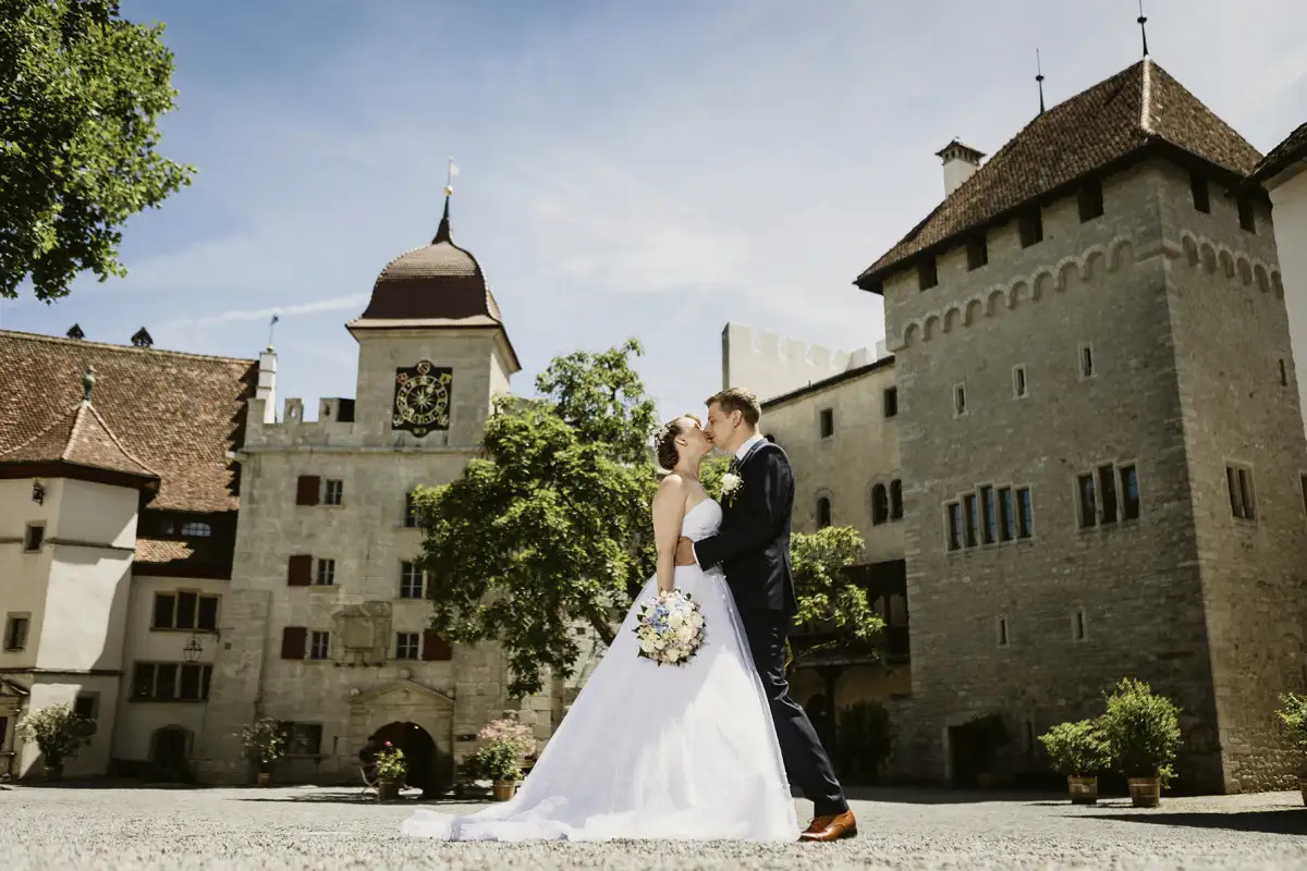 Selina und Stefan beim Paarshooting vor den Mauern von Schloss Lenzburg.