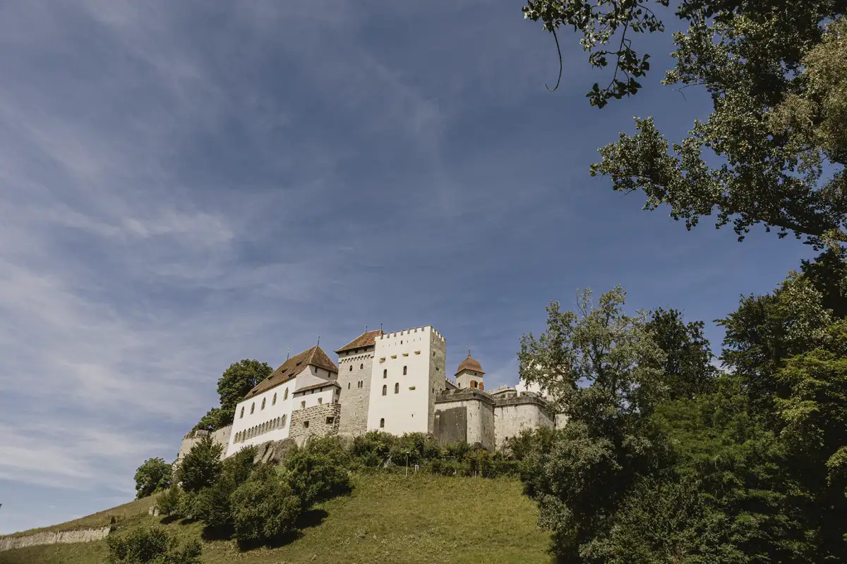 Schloss Lenzburg als historische Kulisse für die Hochzeit von Selina und Stefan.