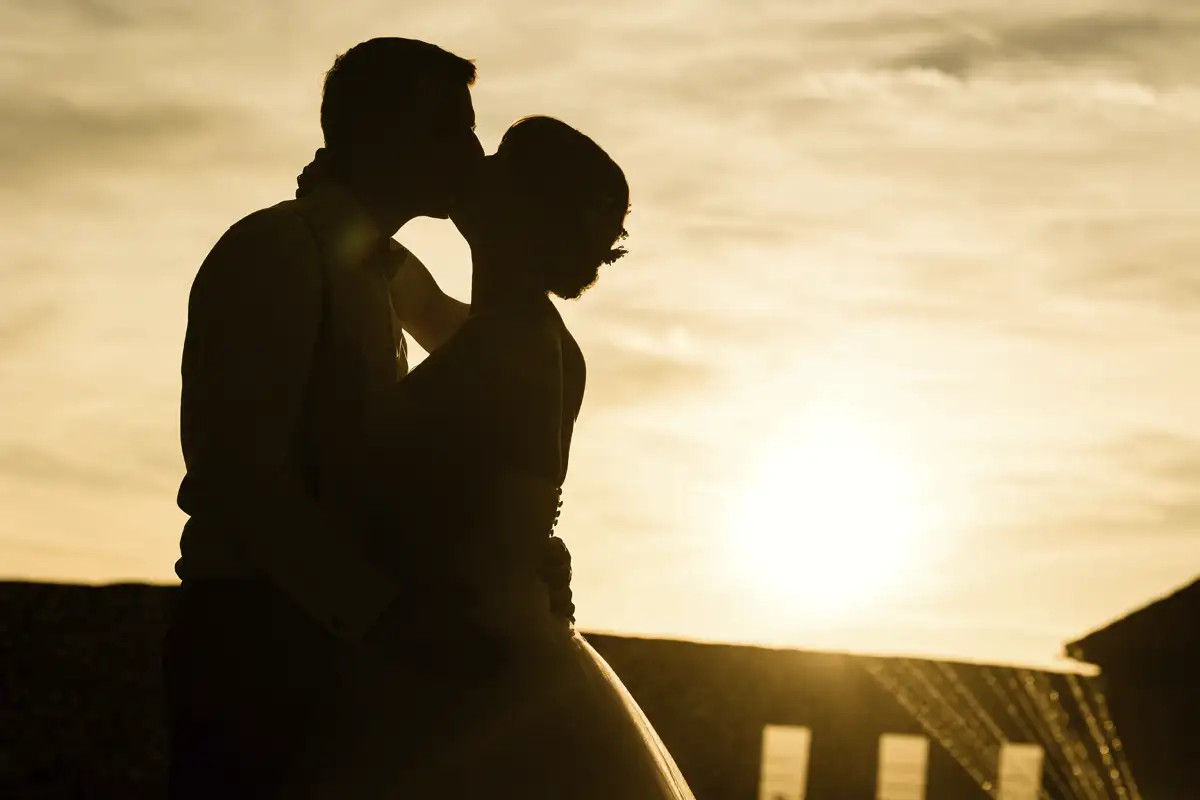 Selina und Stefan als Silhouette bei Sonnenuntergang im Schloss Lenzburg.