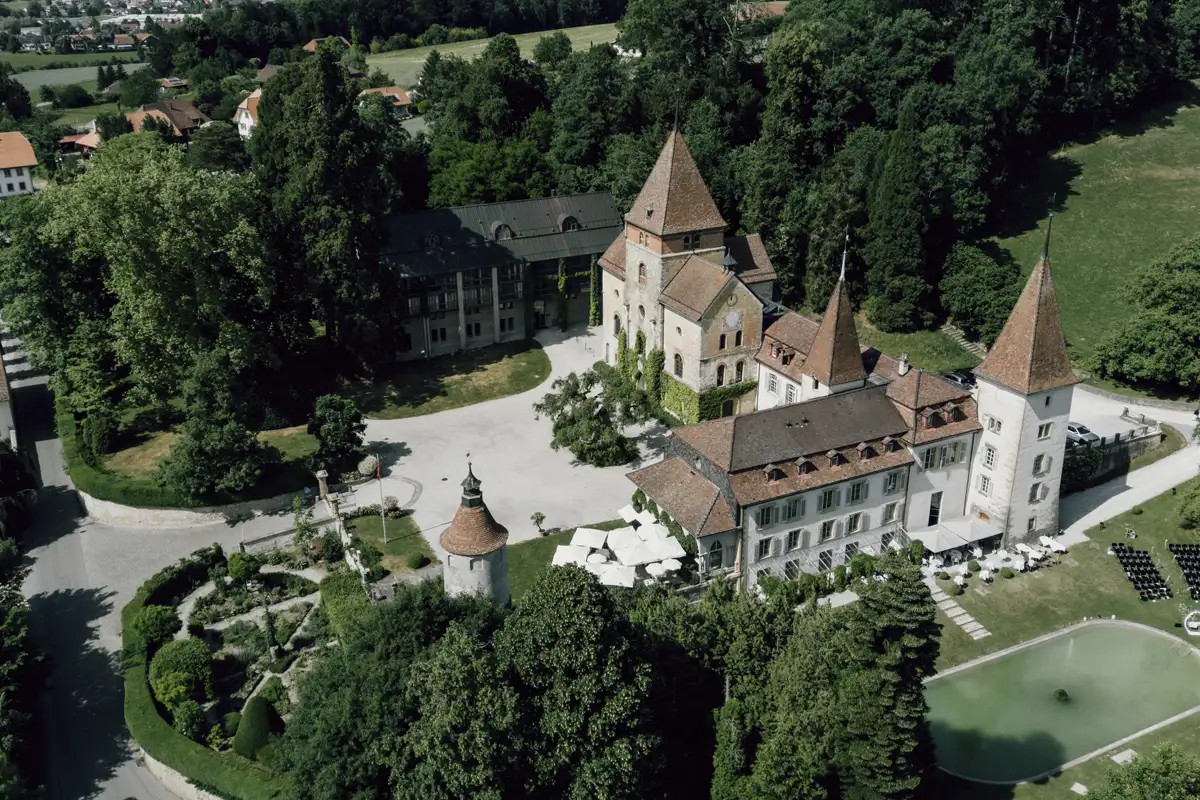 Drohnenaufnahme von Schloss Münchenwiler als Hochzeitslocation bei Murten.