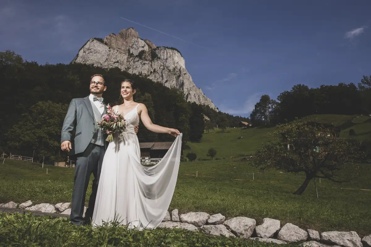 Paarshooting von Janine und Marco am Bach oberhalb von Schwyz.