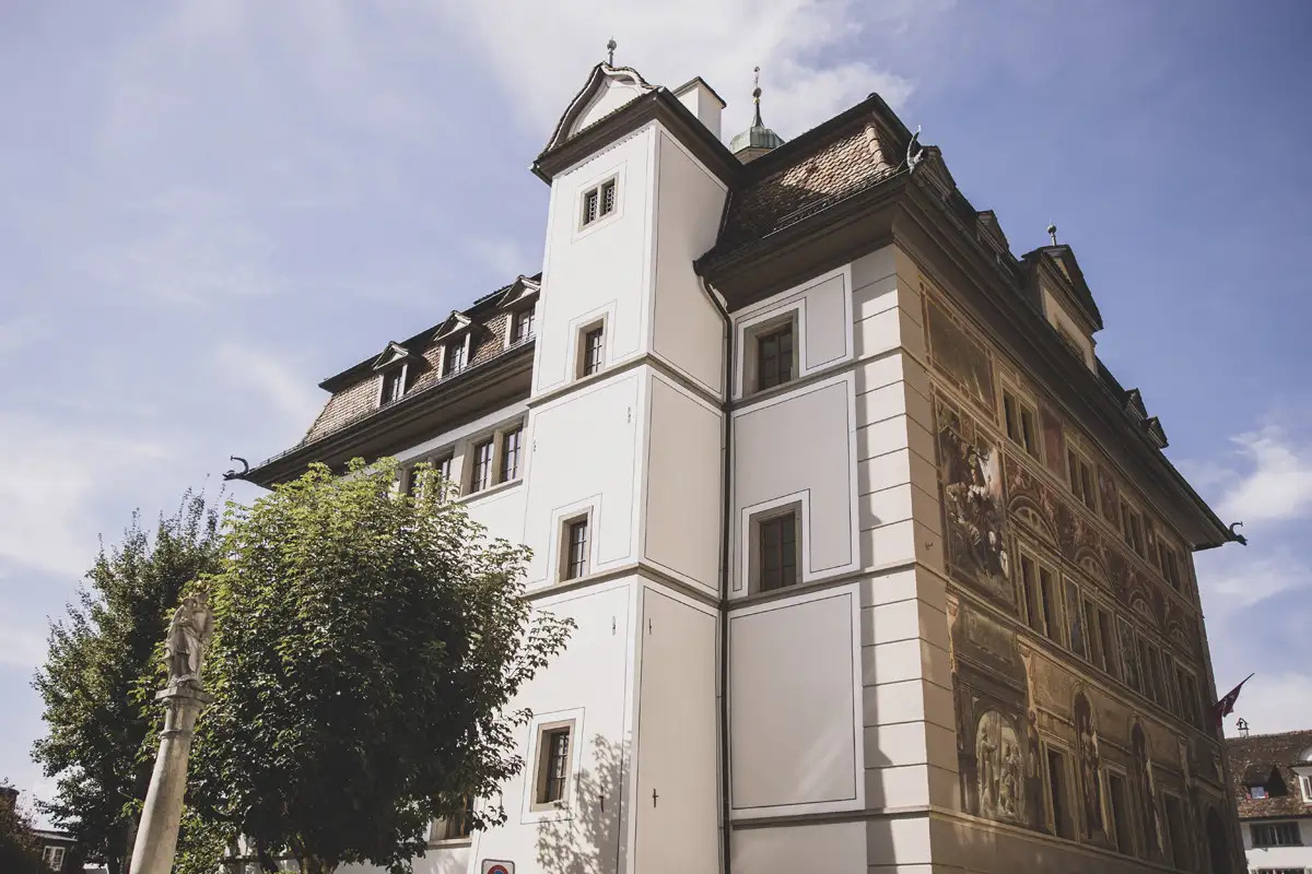 Historische Fassade des Rathaus Schwyz als Location für eine zivile Hochzeit.