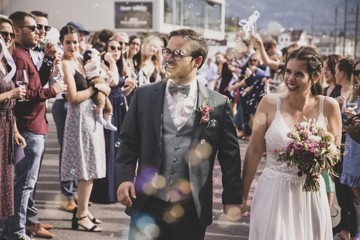 Gäste gratulieren Janine und Marco nach der zivilen Hochzeit in Schwyz.